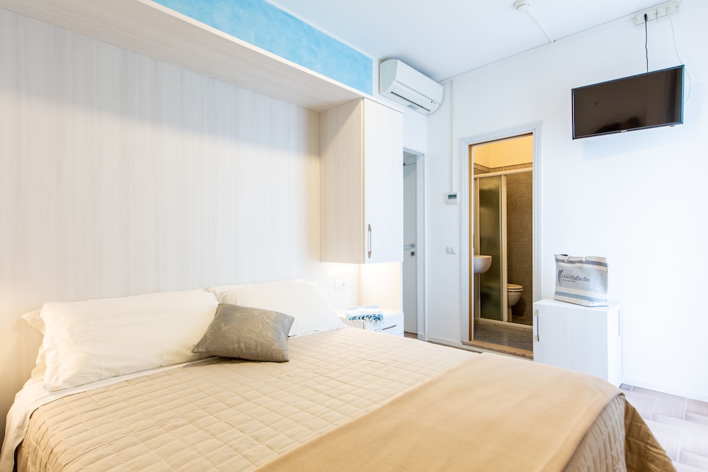 Superior Room, 1 Queen Bed, Partial Sea View, Corner photo 2