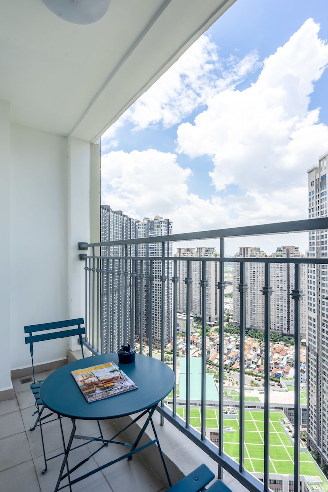 Three-Bedroom Apartment with Balcony and City View photo 3