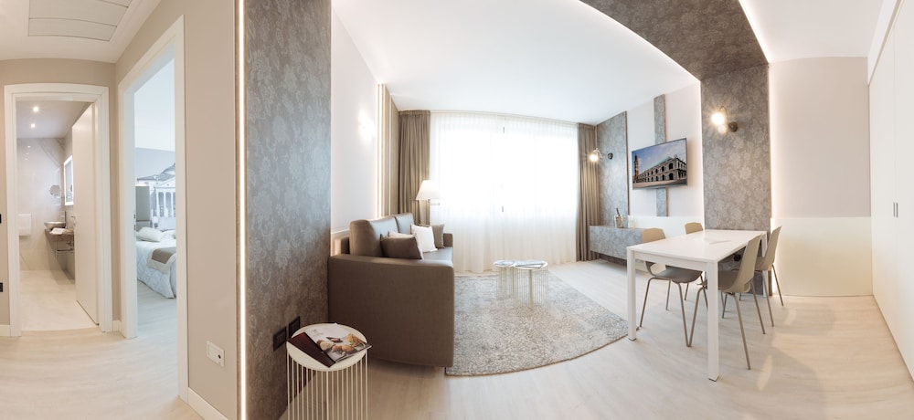 Exclusive Suite, 1 King Bed - Photo 2