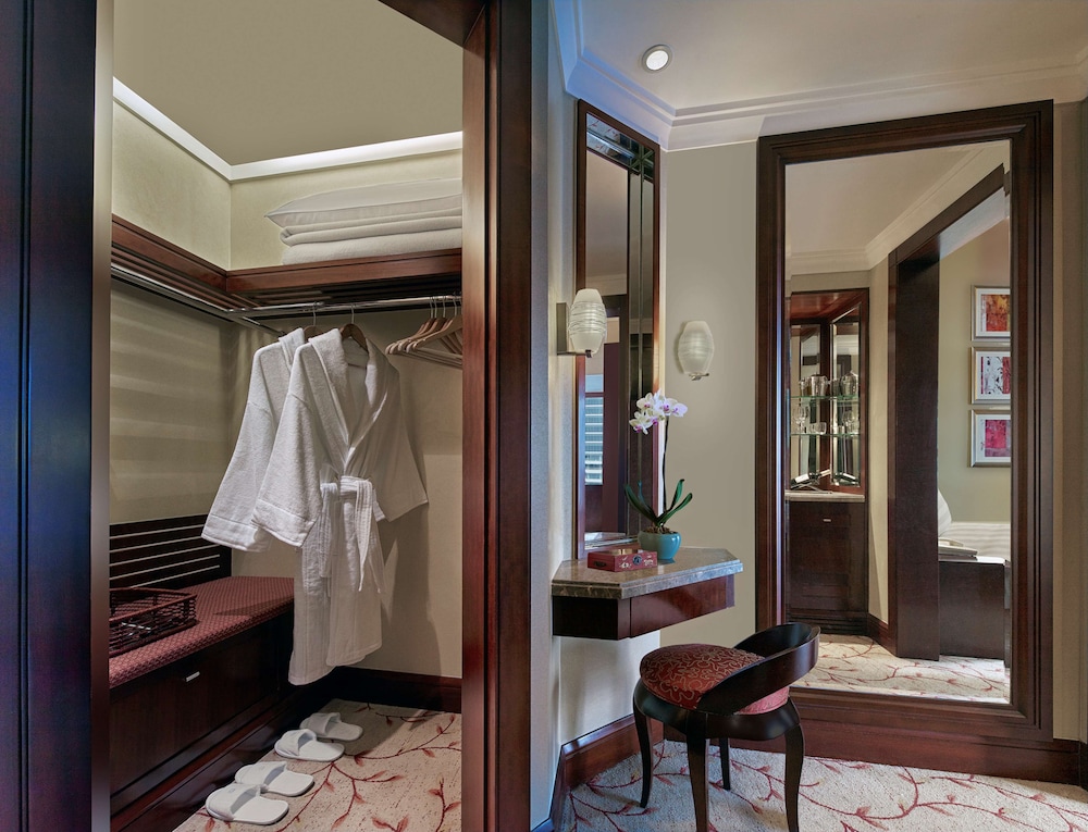 Deluxe Room, 1 King Bed - Photo 1