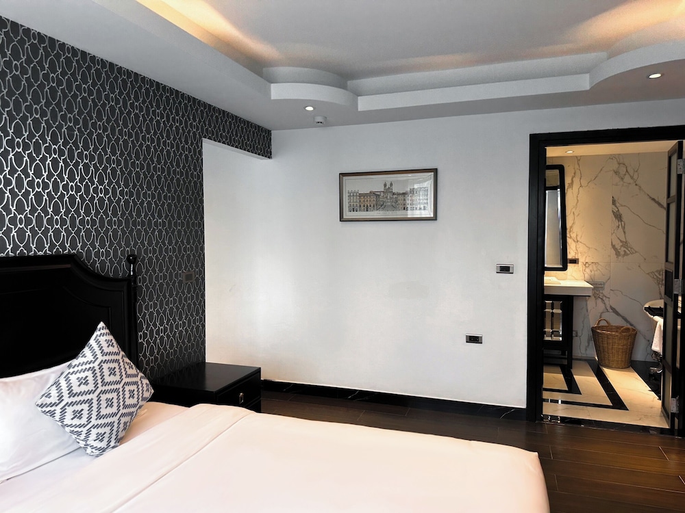 Honeymoon Suite - Photo 6