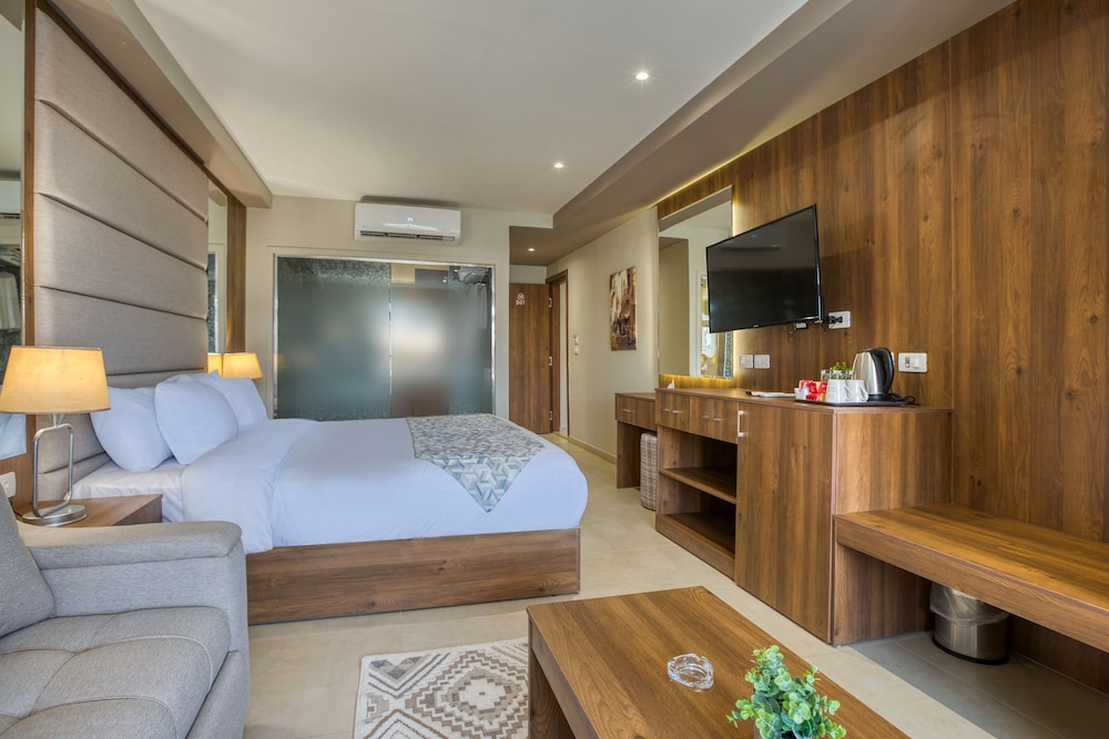 Junior Suite with Jacuzzi thumbnail 6