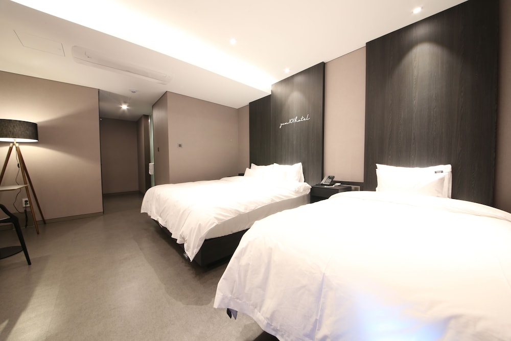 Family Twin Room - Photo 2