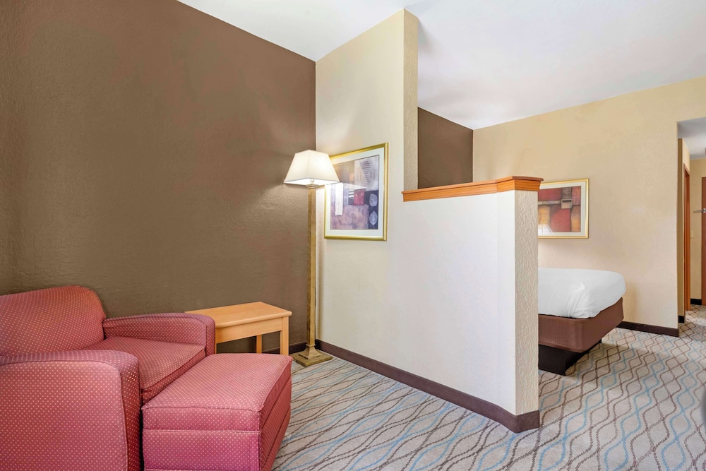 Standard Room, 1 Queen Bed, Non Smoking, Refrigerator & Microwave - Photo 2