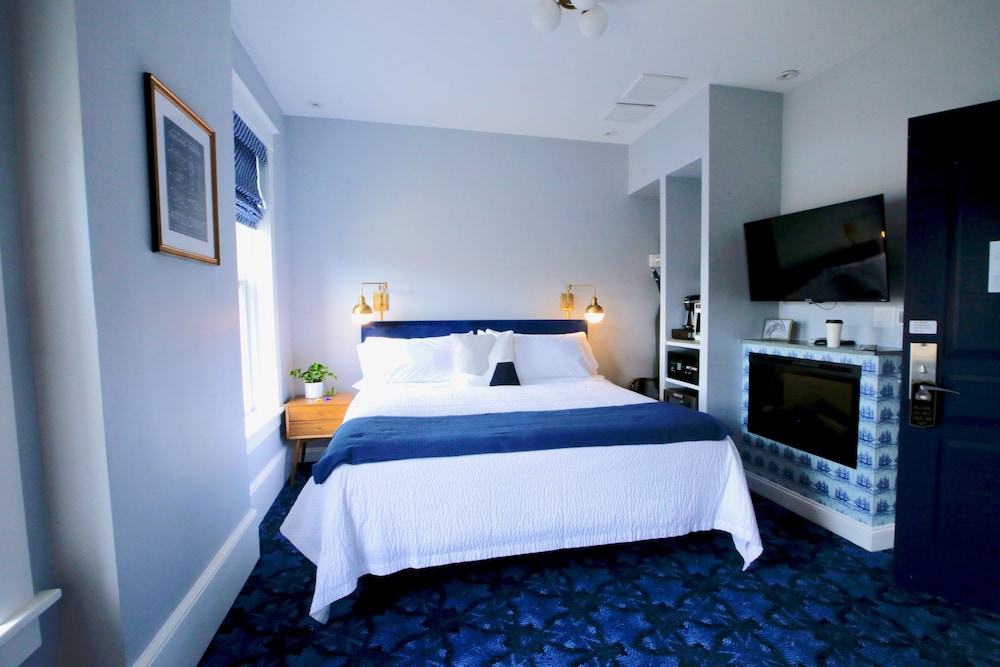 Standard Room, 1 King Bed (105)