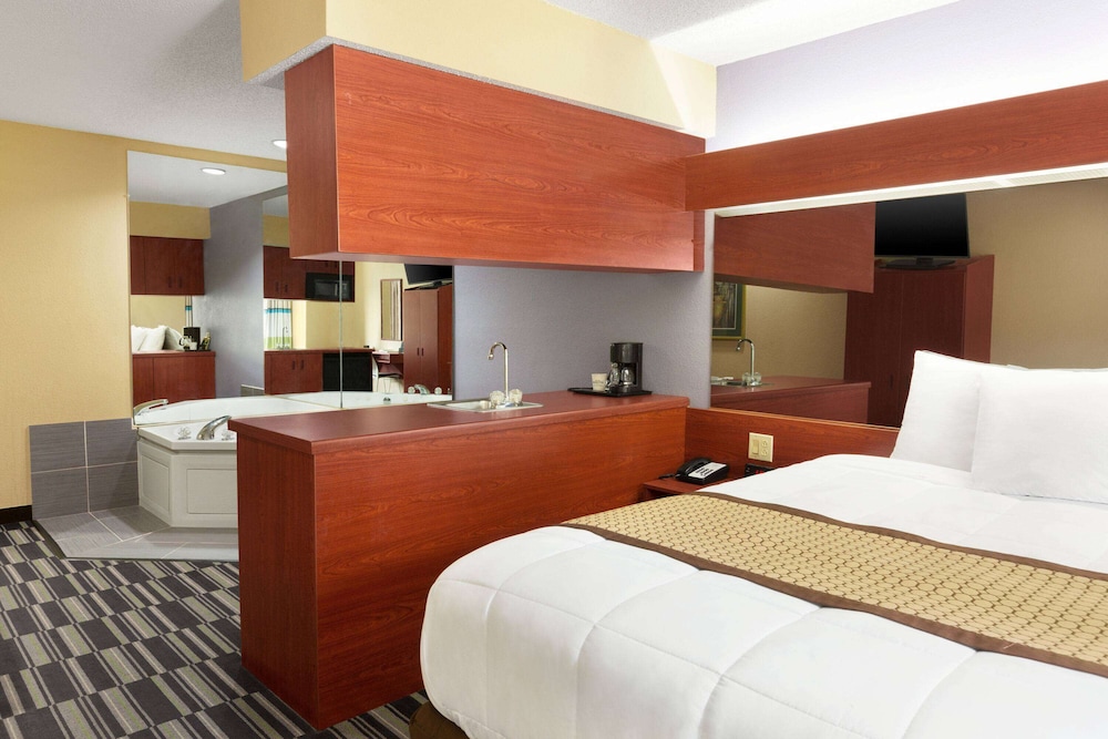 Deluxe Studio Suite, 1 Queen Bed, Non Smoking - Photo 4