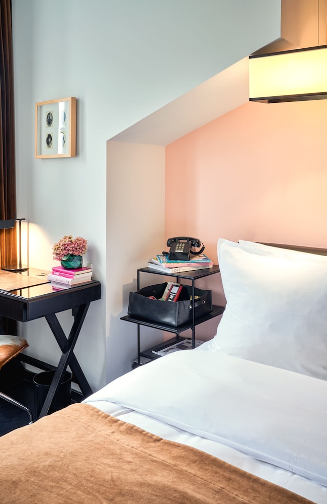 Room (Sir Boutique)