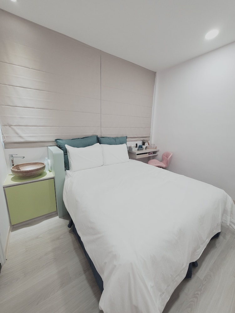 Economy Double Room, 1 Double Bed, Non Smoking, Bathtub - Photo 8
