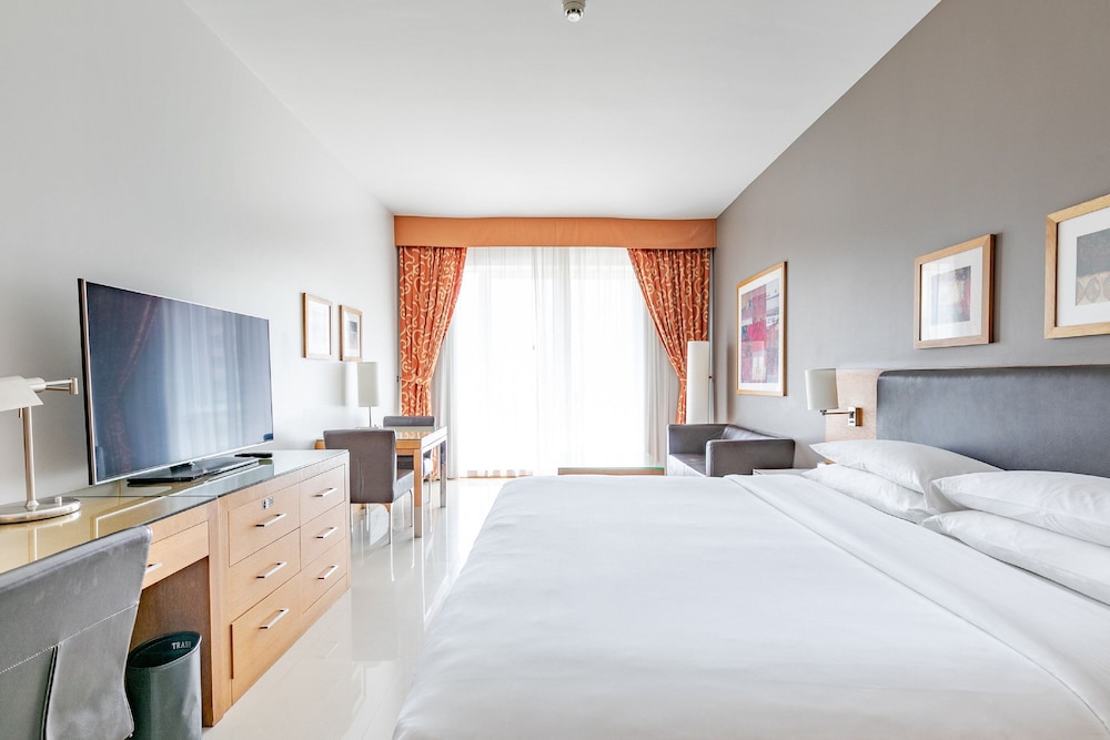 Classic Room, 1 King Bed, Non Smoking - Complimentary Shuttle Service to Dubai Mall and Kite Beach photo 2