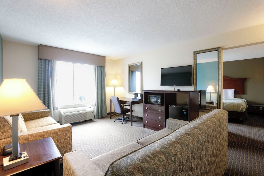 Suite, 1 King Bed - Photo 3