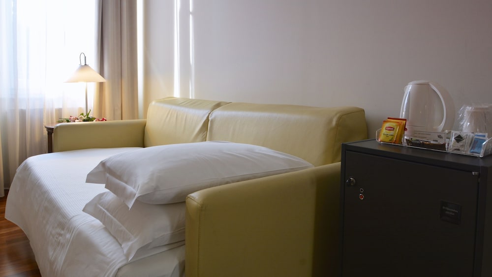 Standard Triple Room, 1 Queen Bed with Sofa bed - Photo 3