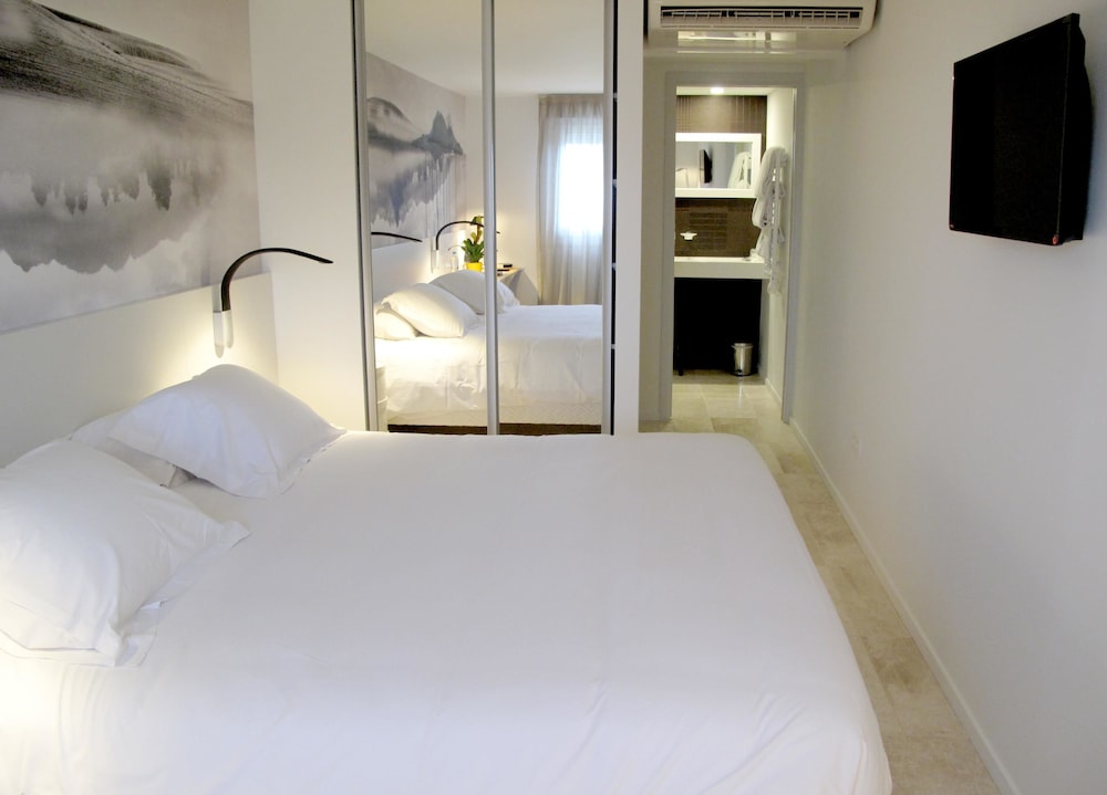 Superior Room, 1 Queen Bed, Non Smoking, Sea View photo 1
