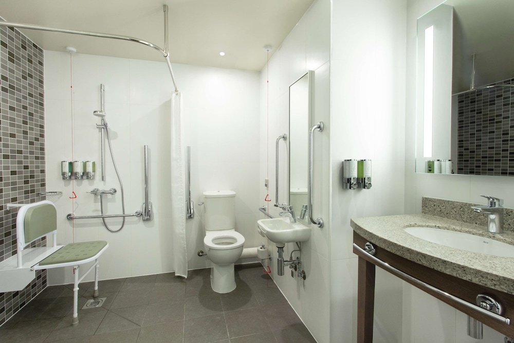 Room, 1 King Bed, Accessible - Photo 8