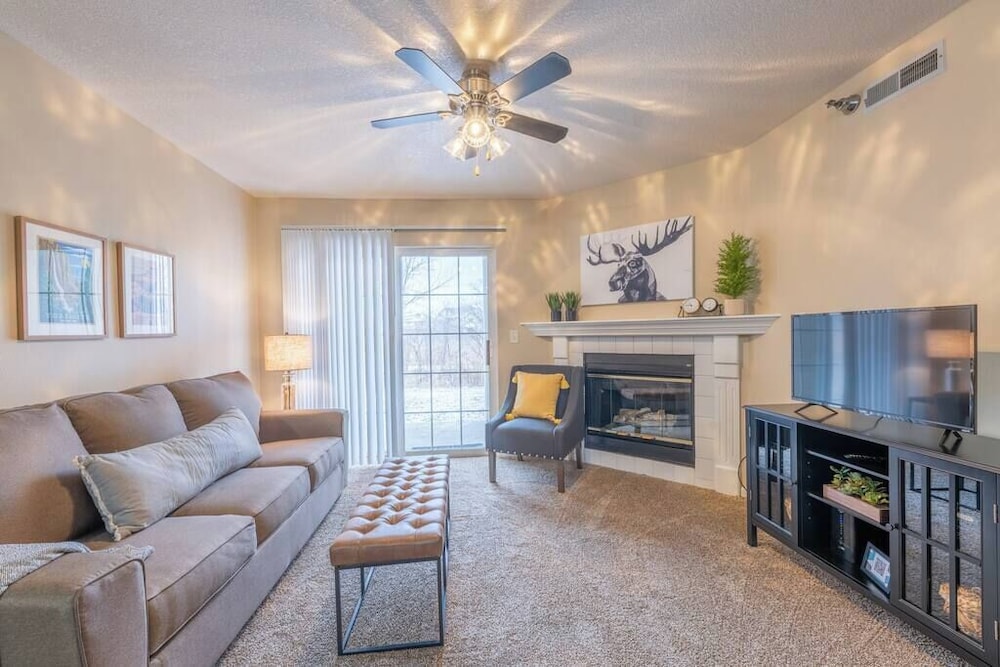 Sequoia - Sprawling 2BD 2BA Sofa Bed Near Jordan Creek w Pool, Billede 10