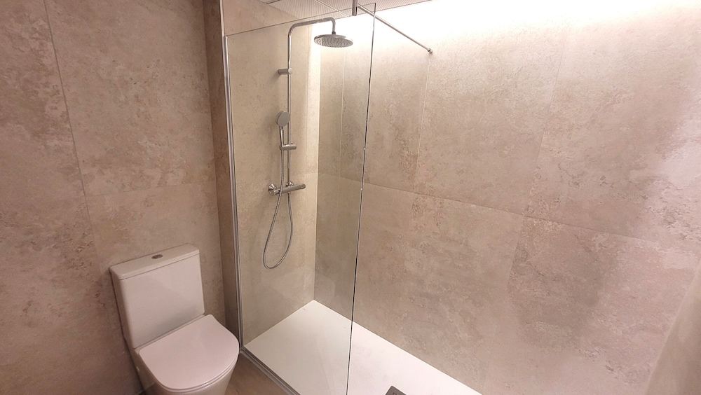 Triple Room (2 Adults and 1 child) - Photo 3
