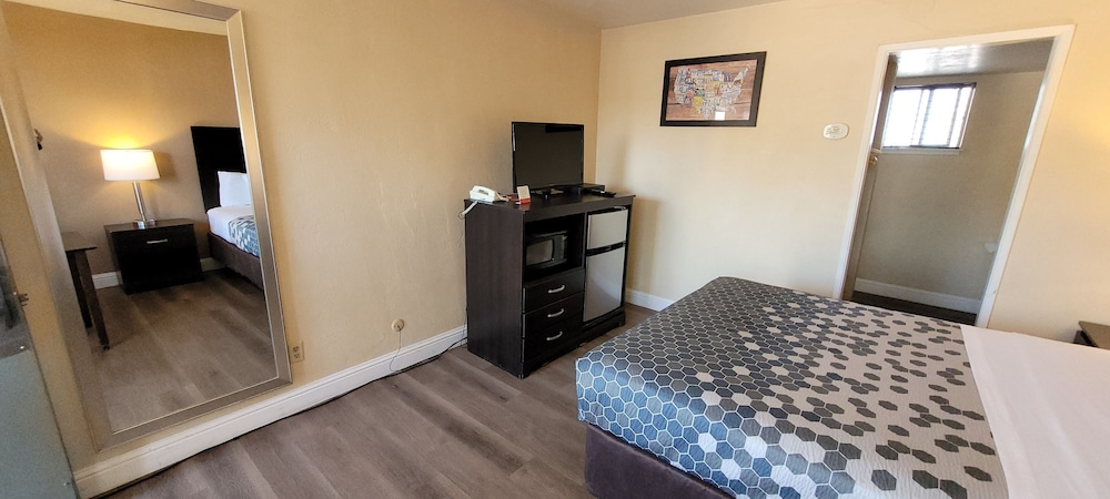 Standard Room, 1 Queen Bed - Photo 3