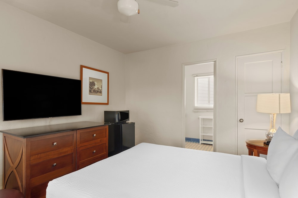 Room, 1 Queen Bed, Non Smoking - Photo 4