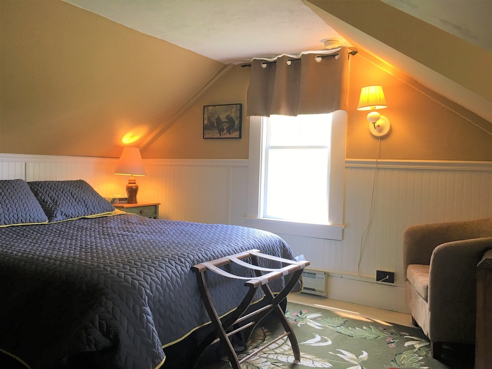 Room (Shared Bathroom) photo 1