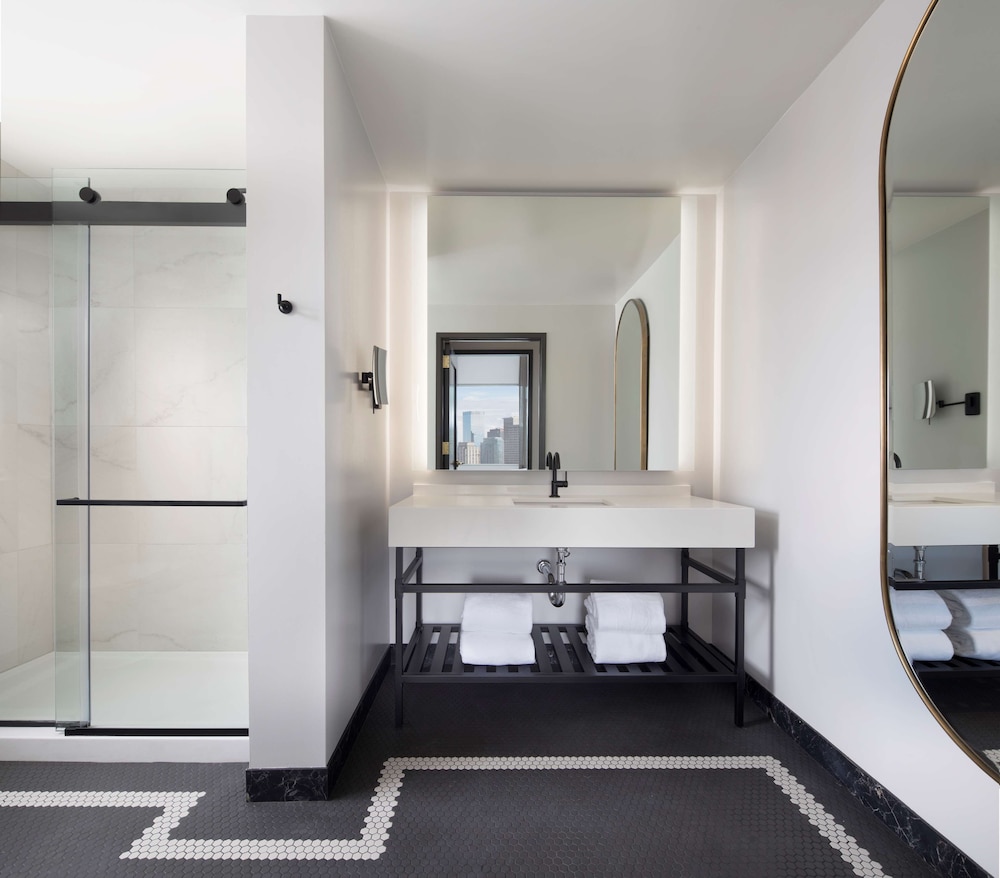 Executive Room, 2 Queen Beds, Accessible, Bathtub (Mobility) - Photo 6