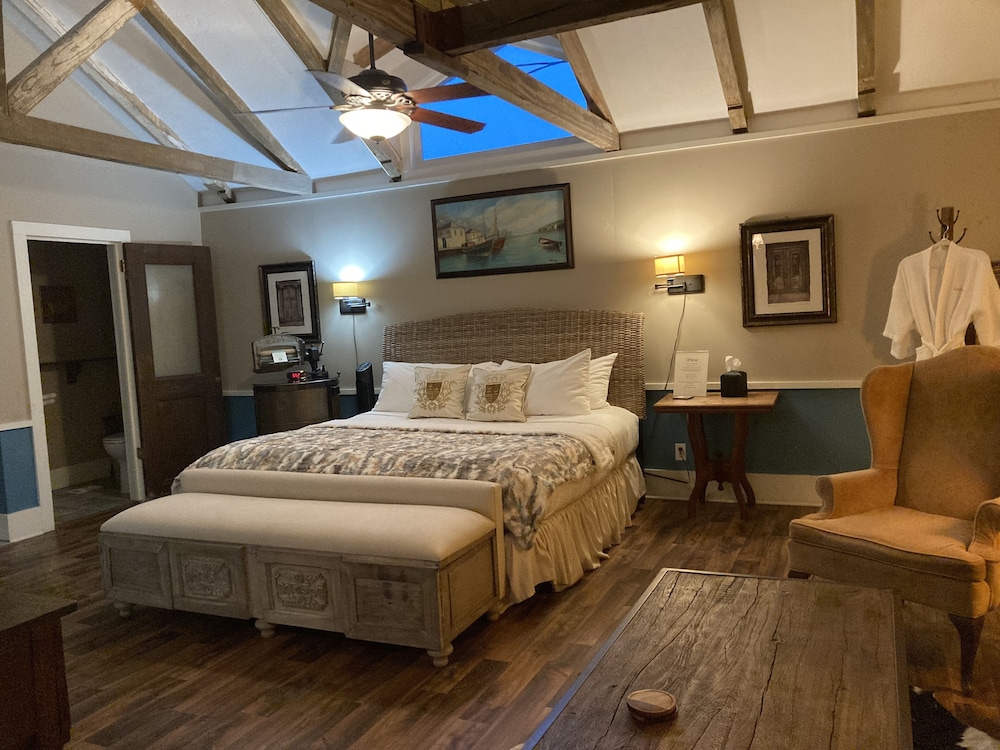 Honeymoon Suite, Jetted Tub (The Carriage House) photo 2