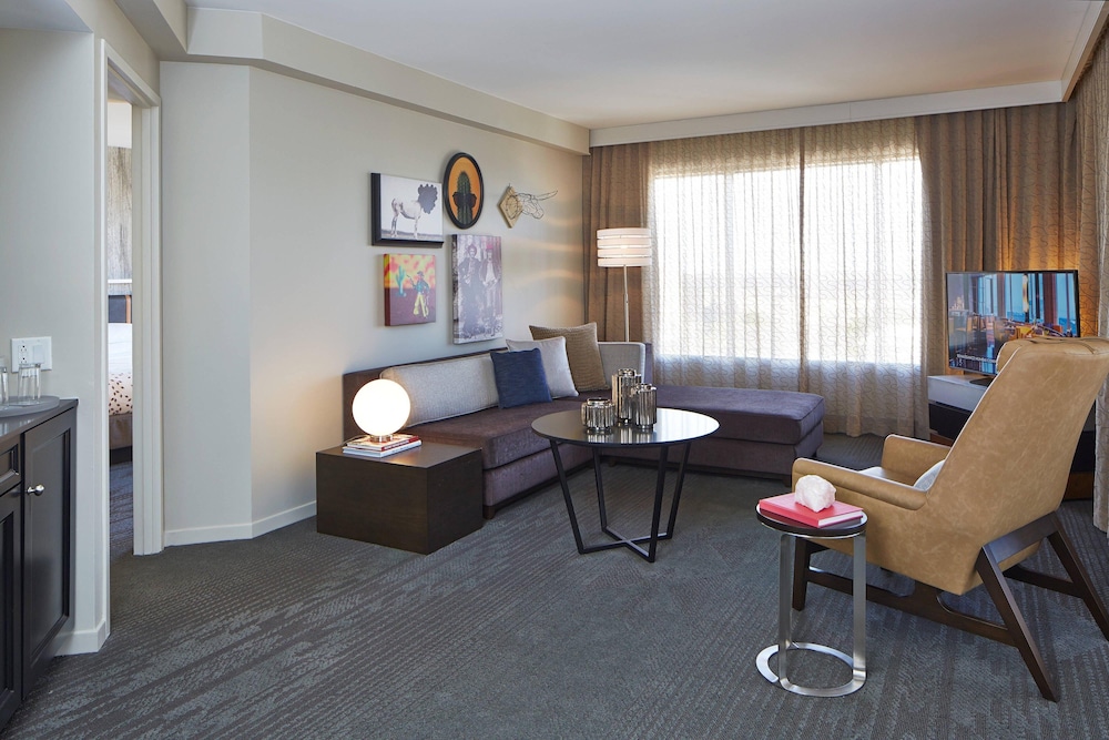 Suite, 2 Queen Beds, Balcony - Photo 8