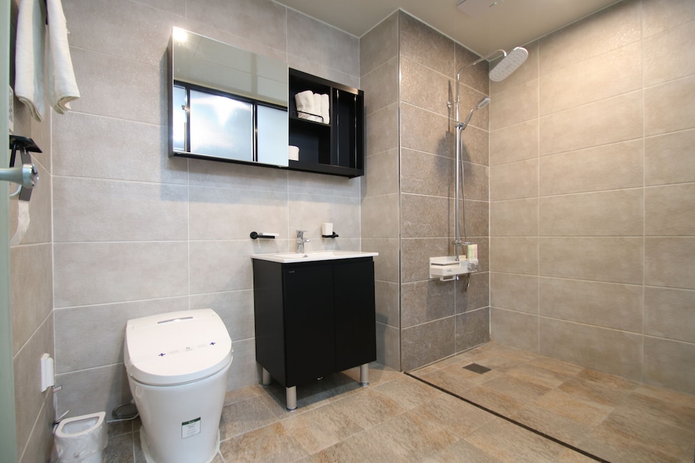 Standard Twin Room - Photo 12