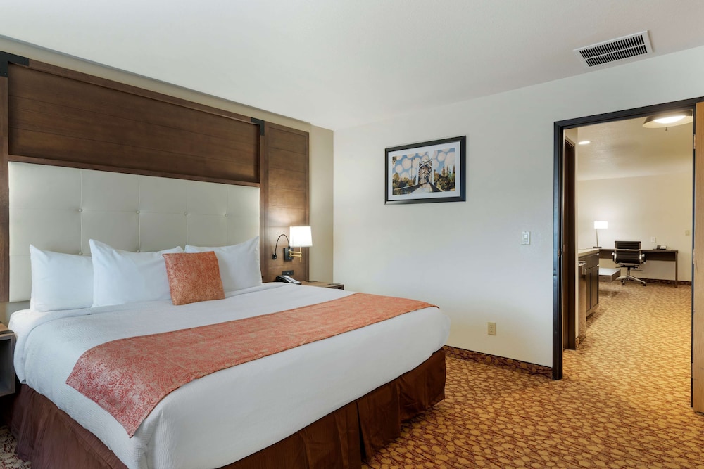 Suite, 1 King Bed, Non Smoking, Refrigerator & Microwave - Photo 4