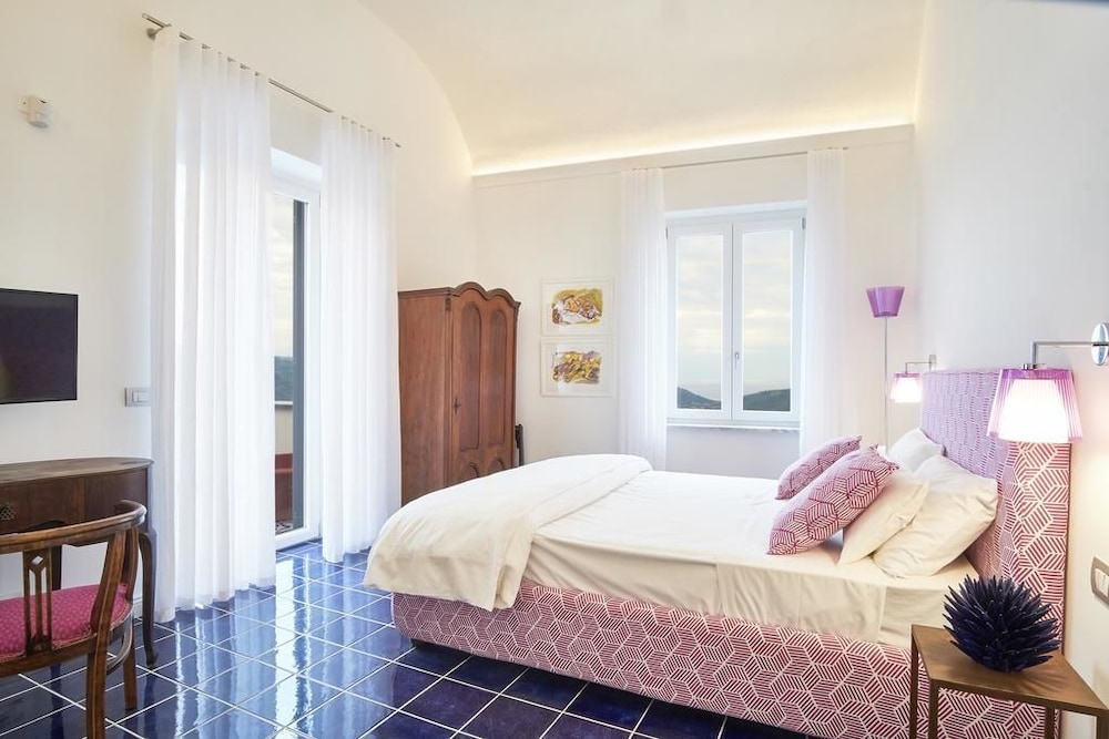 Deluxe Double Room, Terrace, Partial Sea View photo 2