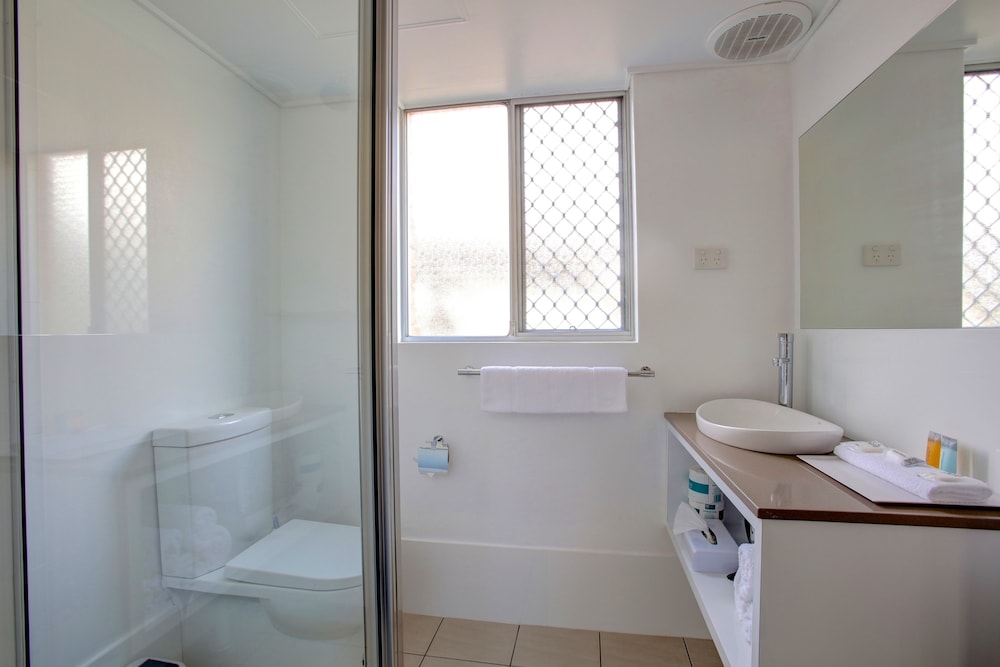 Two Bedroom Apartment - One Queen & Two Single Beds photo 2