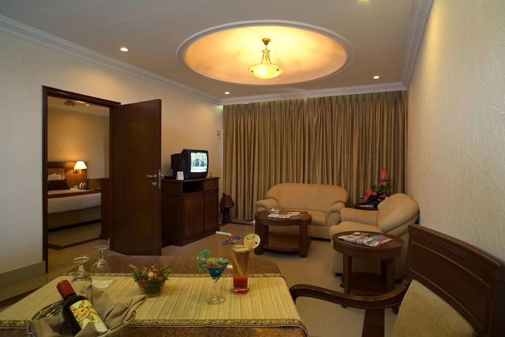 Executive Suite, 1 King Bed, City View - Photo 2