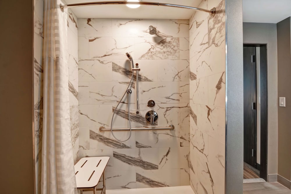 2 Room Suite, 2 Queen Beds,Accessible (Roll In Shower) - Photo 15