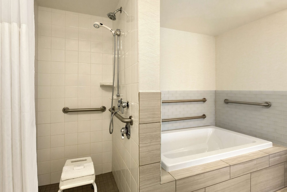 Suite, Accessible - Photo 3