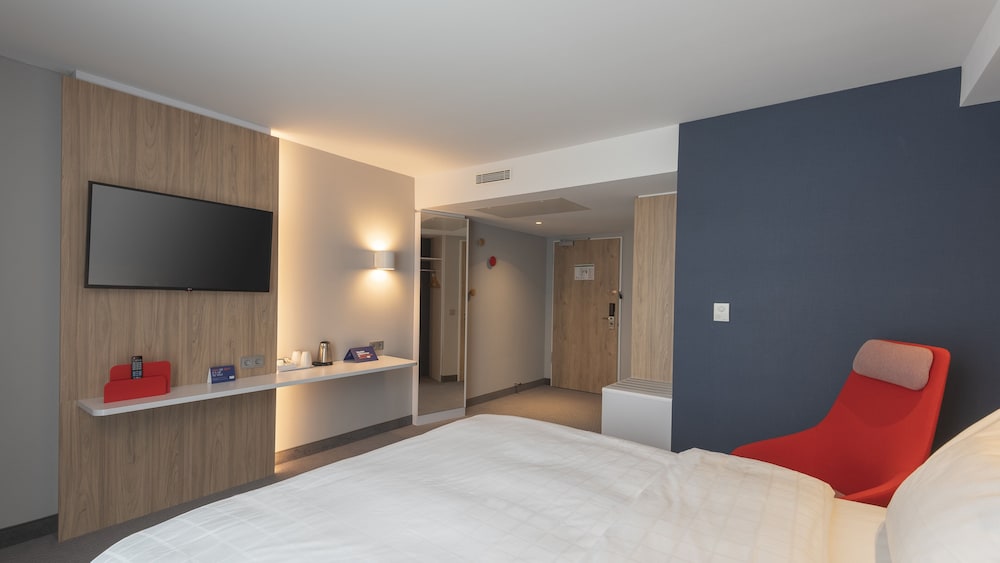 Standard Room, 1 Queen Bed - Photo 7