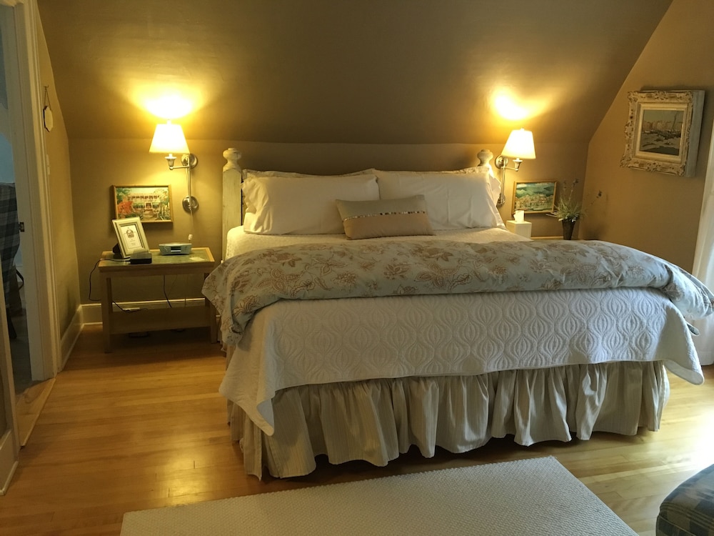 Deluxe Suite, 1 King Bed, Ensuite (Bridal Vail) photo 1