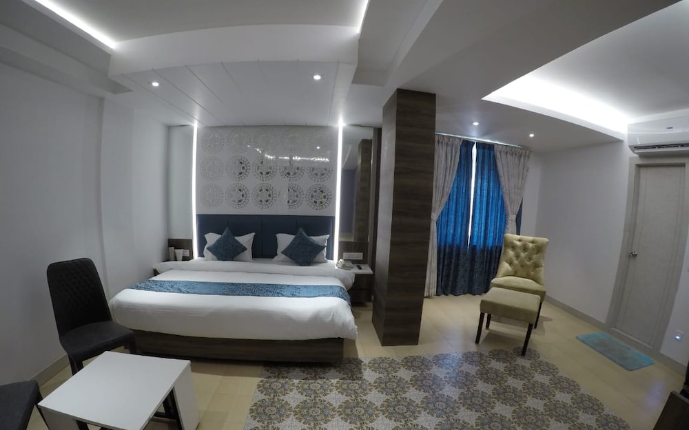 Luxury Room, 1 King Bed photo 3