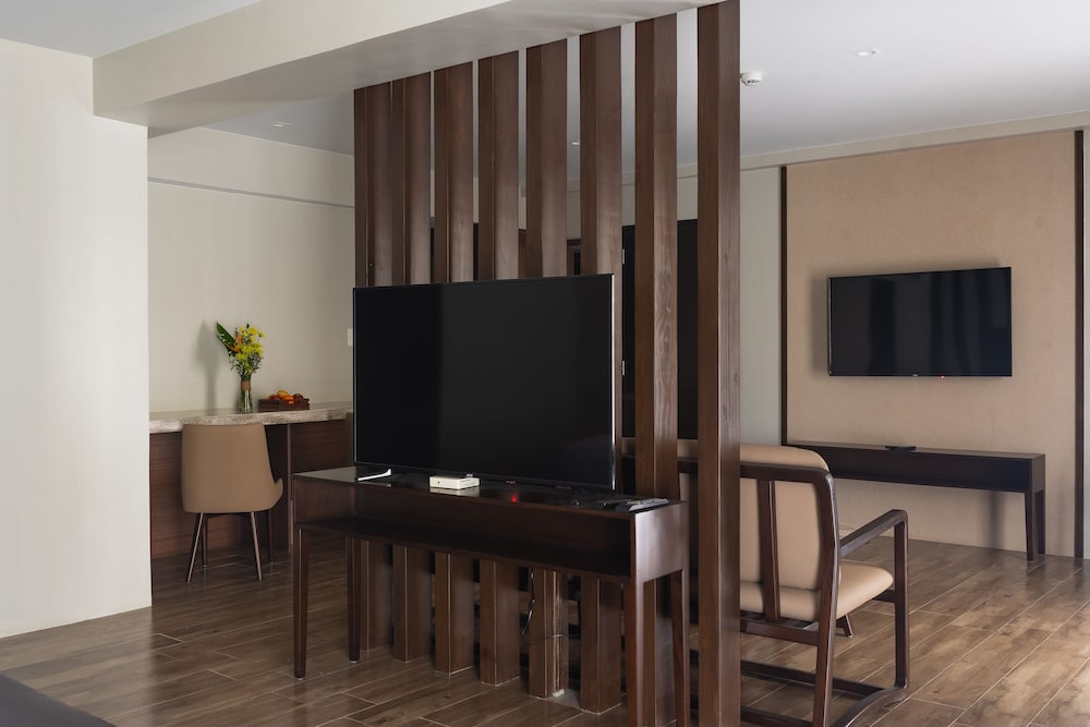Executive Room, 1 King Bed, Bathtub - Photo 5