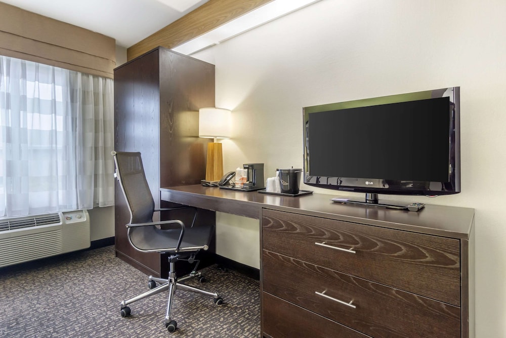 Room, 1 King Bed with Sofa bed, Accessible, Non Smoking (Upgrade) - Photo 2