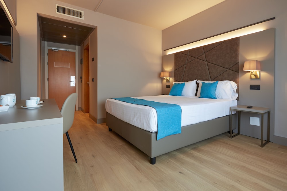 Standard Double Room - Photo 17