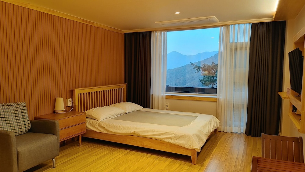 Deluxe Double Room, 1 Double Bed, Non Smoking, Mountain View photo 3