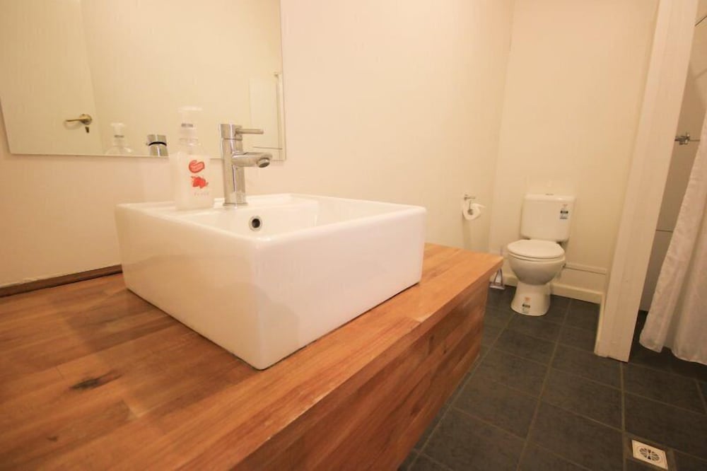 Standard Room, Multiple Beds, Private Bathroom photo 2