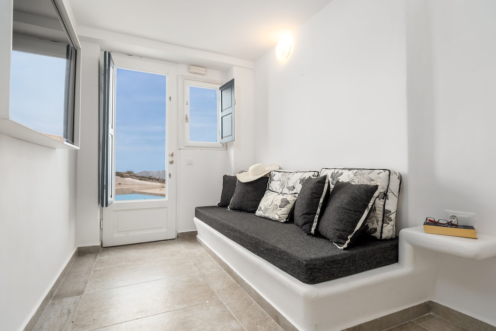 Loft Suite with Plunge Pool & Caldera View - Photo 13