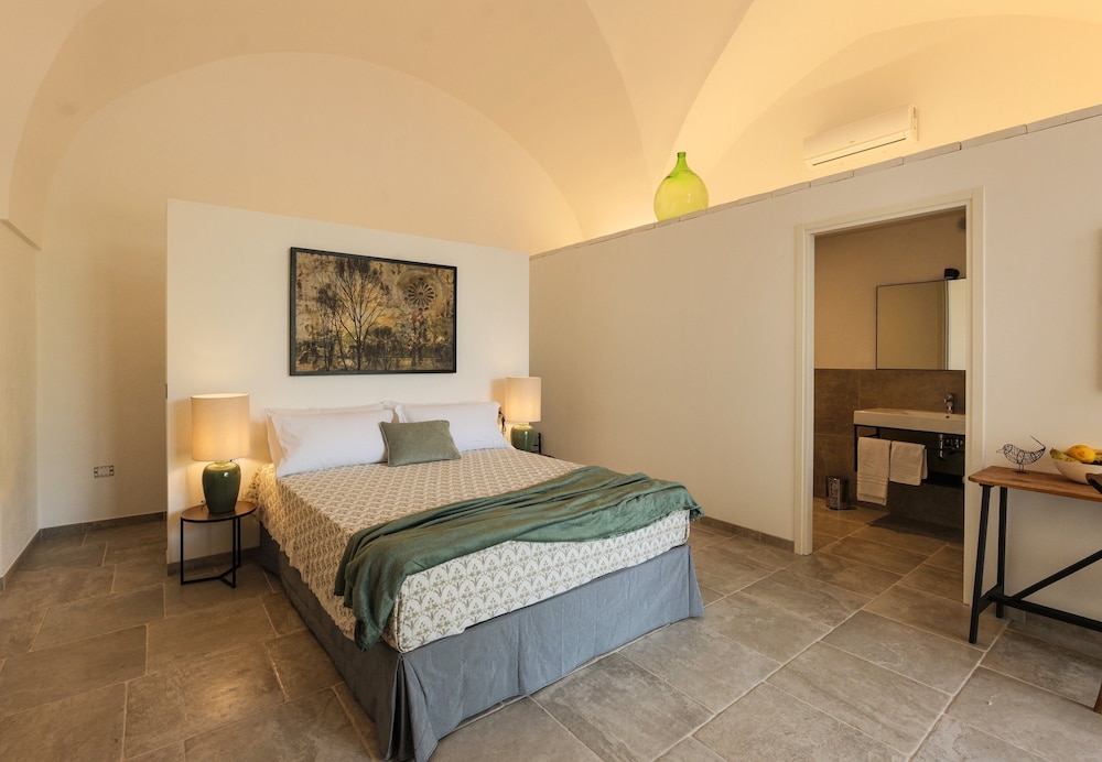 Deluxe Double Room, 1 Queen Bed, Non Smoking, Garden View