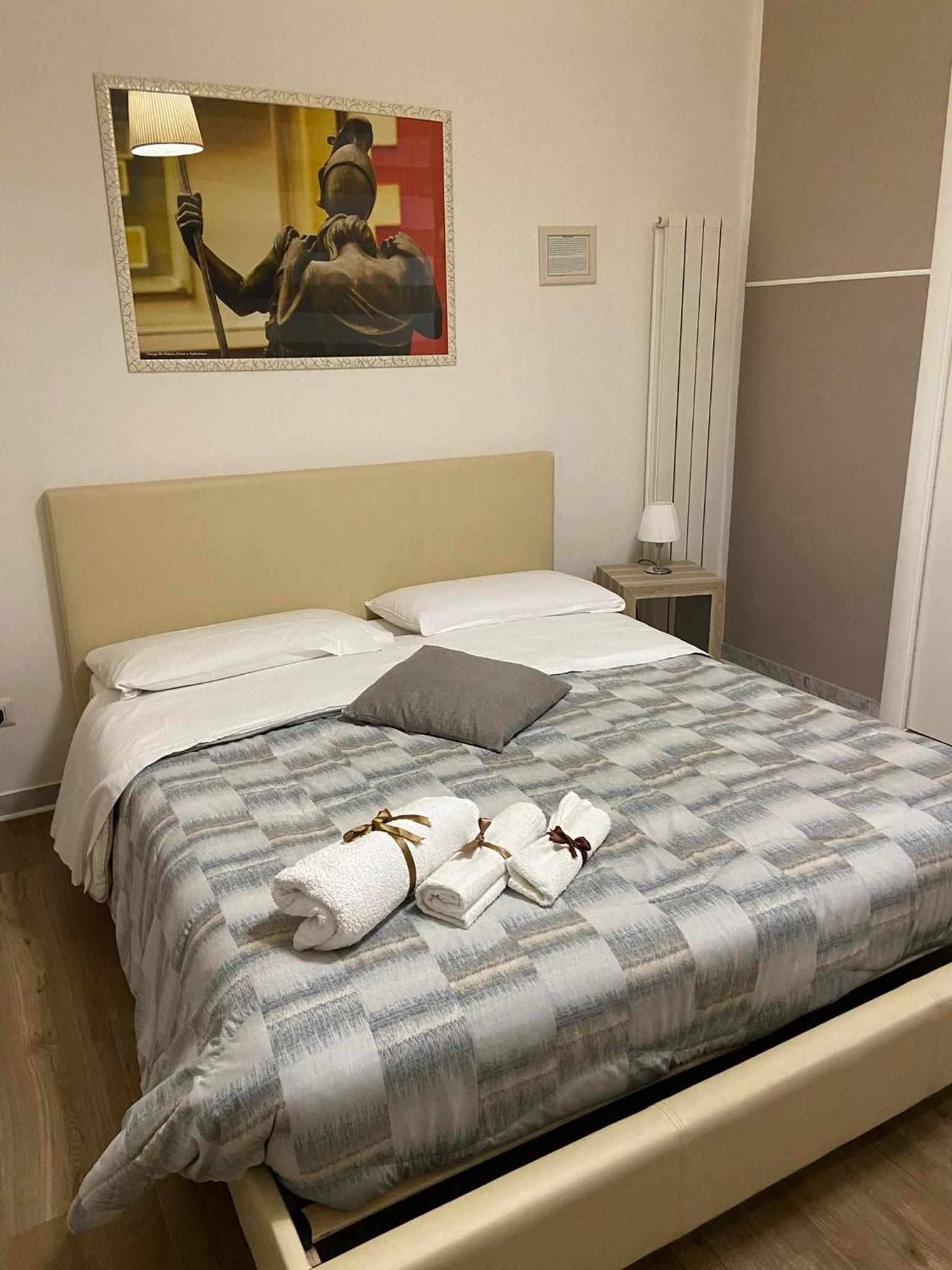 Double Room with Balcony - Photo 8