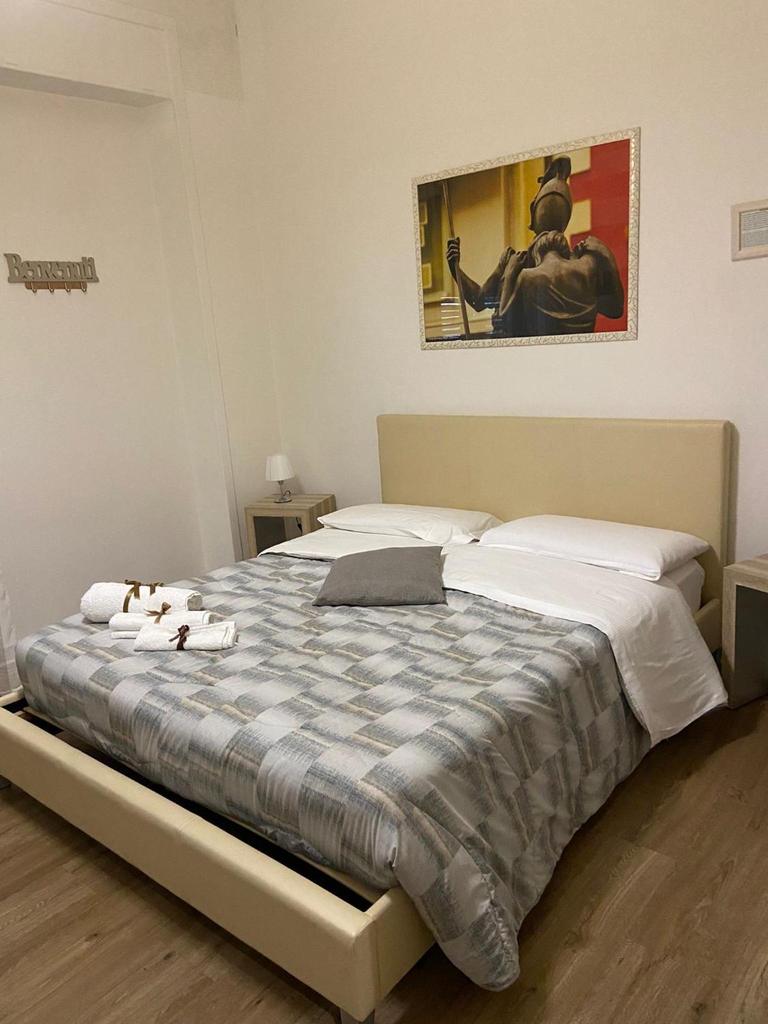 Double Room with Balcony - Photo 9