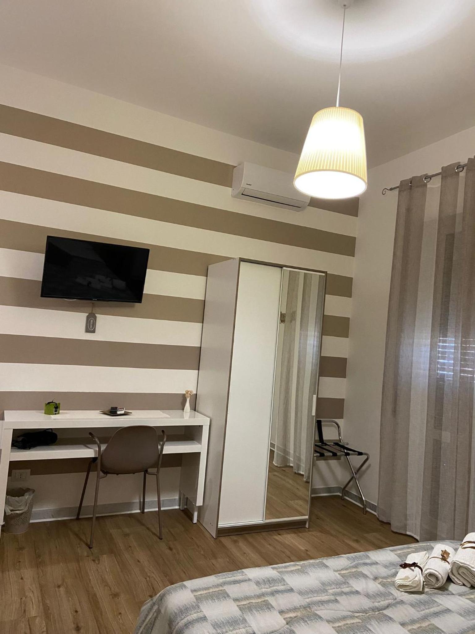 Double Room with Balcony - Photo 10