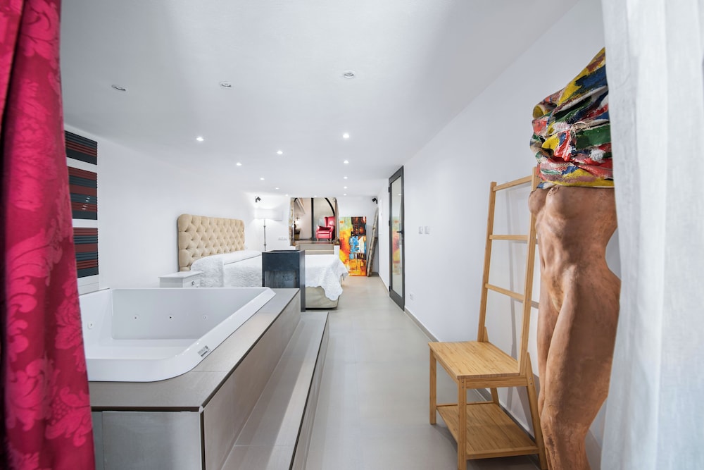 Exclusive Suite Jetted Tub, Pool Access photo 2
