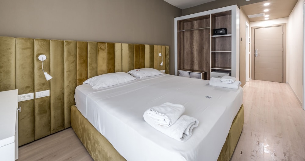 Premium Studio, 2 Bedrooms, Balcony, Partial Sea View