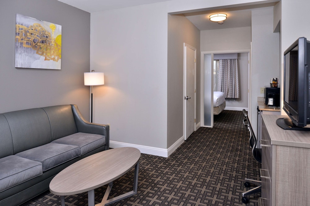 Suite, 1 King Bed With Sofa Bed, Non Smoking, Refrigerator & Microwave (With Sofabed) photo 3