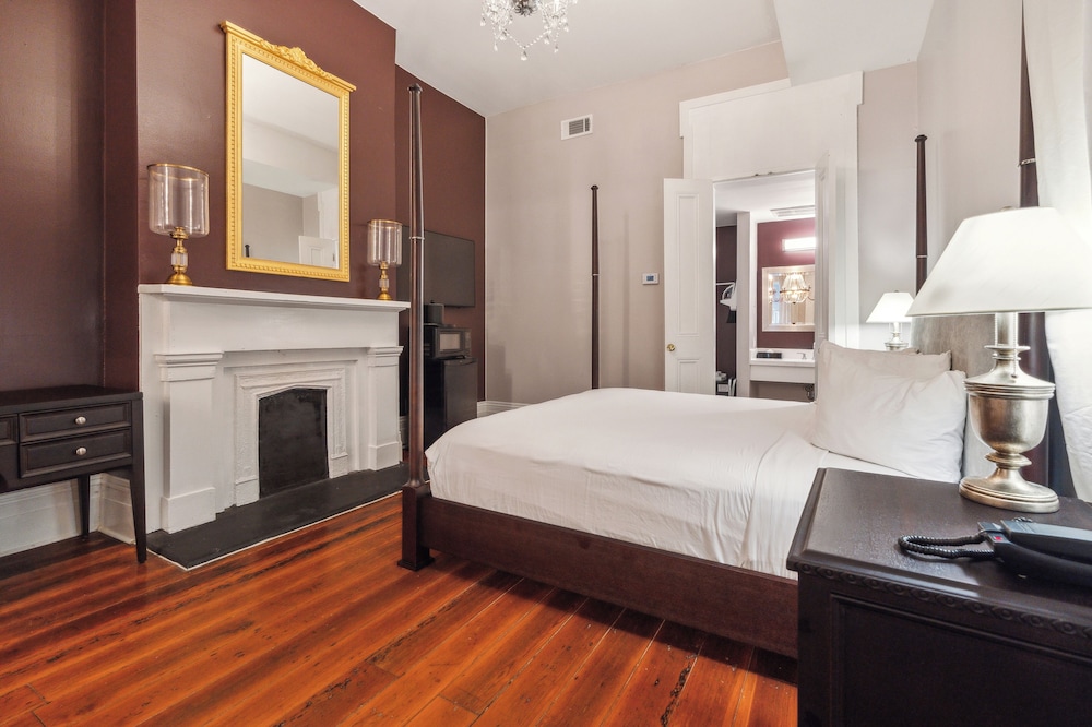 Junior Suite, 1 King Bed with Sofa bed, Accessible photo 1