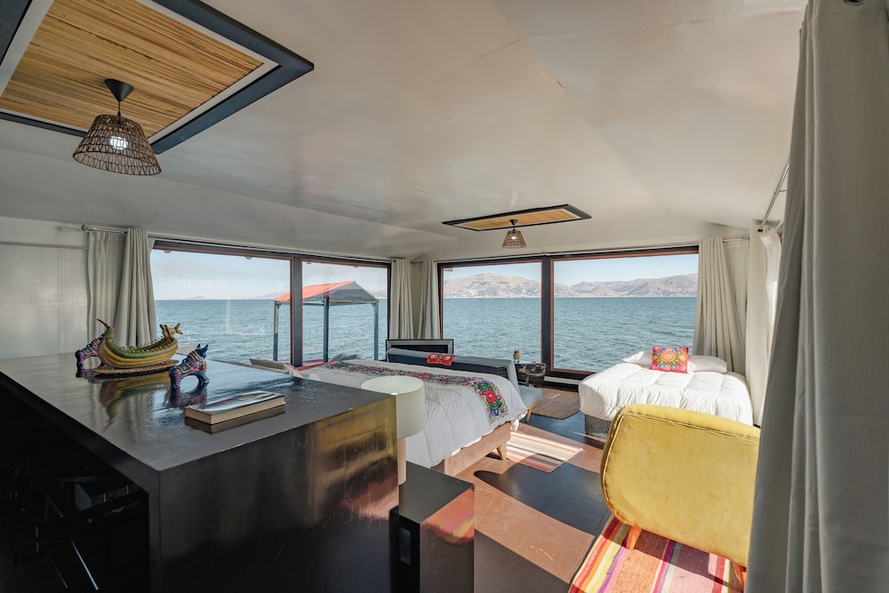 Panoramic Studio Suite, Ensuite, Lake View photo 1